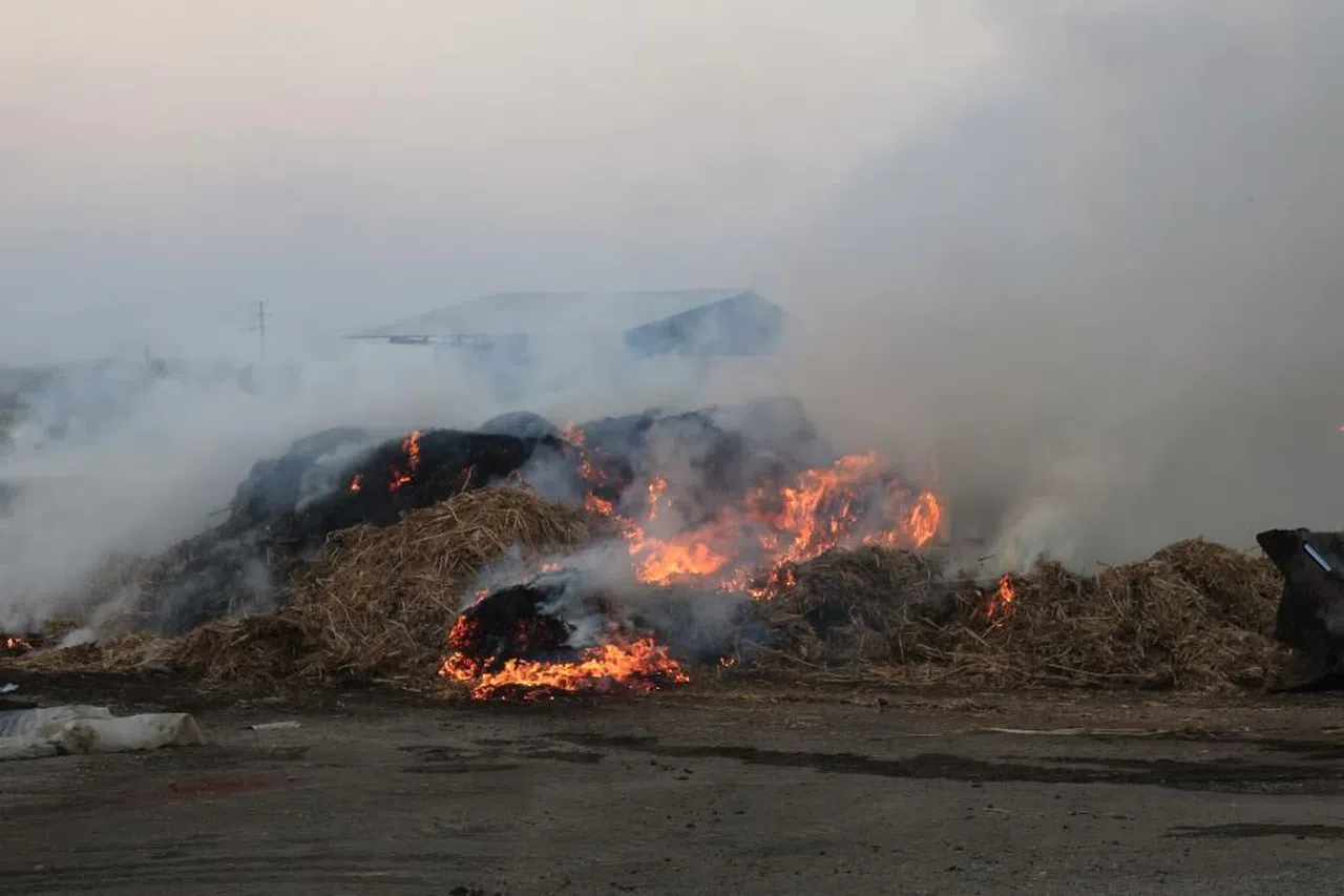 Anız yangını atık deposuna sıçrayınca mahalleler duman altında kaldı