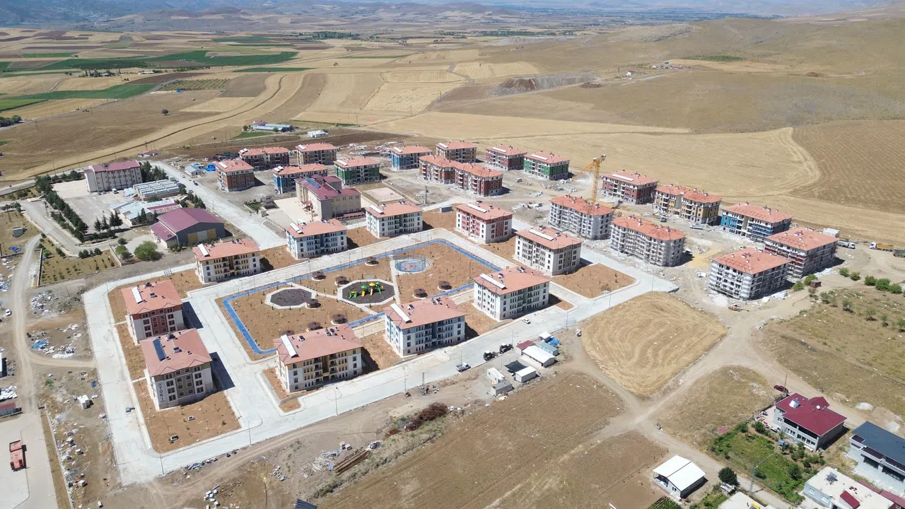 Ekinözü'nde deprem konutları tamamlandı