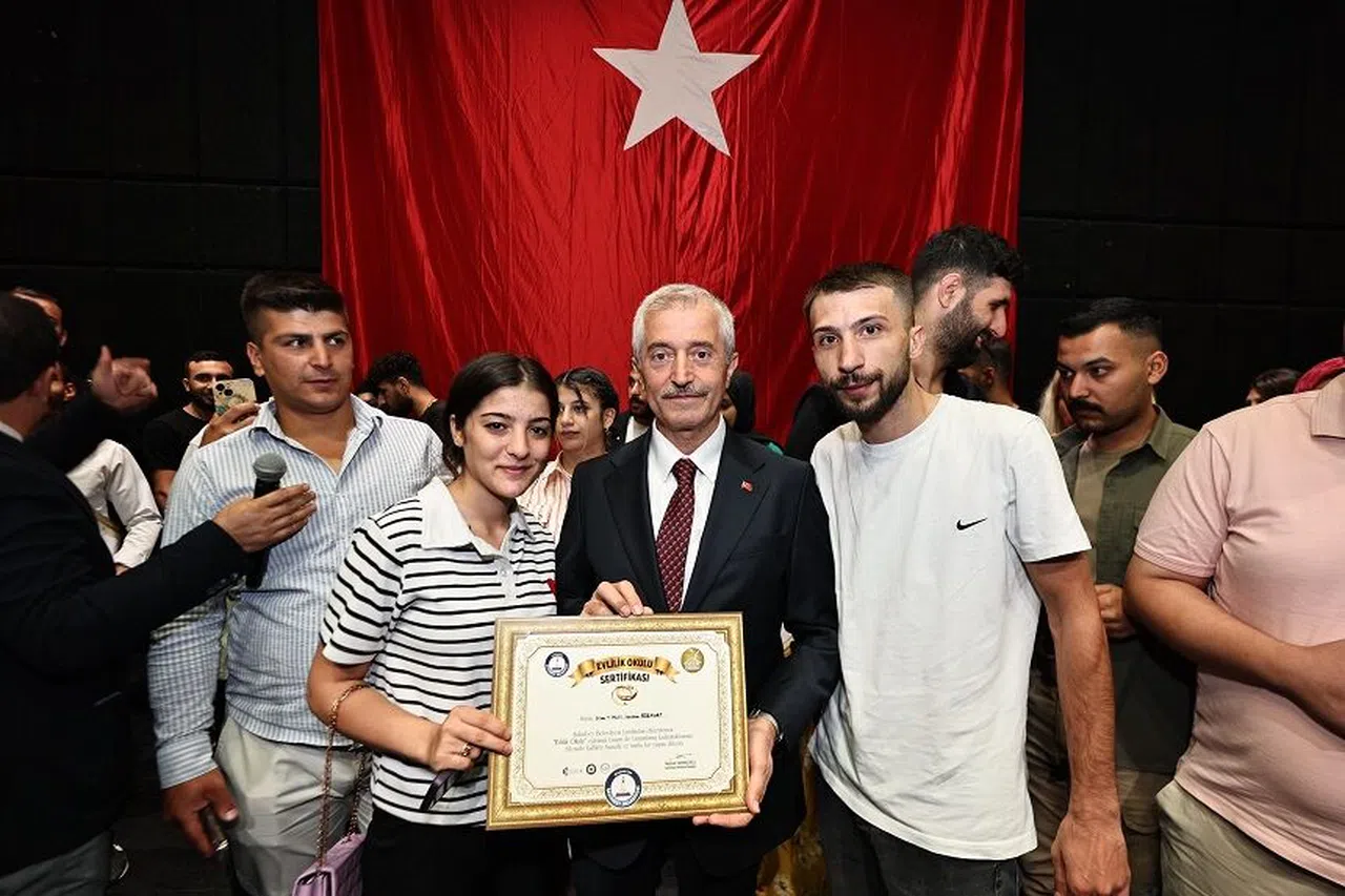 Evlilik Okulu'nda eğitim gören 462 çift daha sertifikasını aldı
