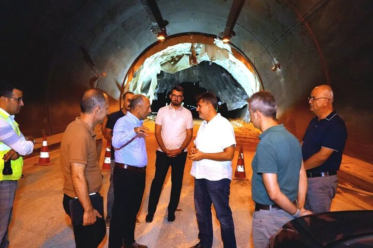 Vekil Debgici, Karayolları Bölge Müdürü ile tünellerdeki çalışmaları inceledi