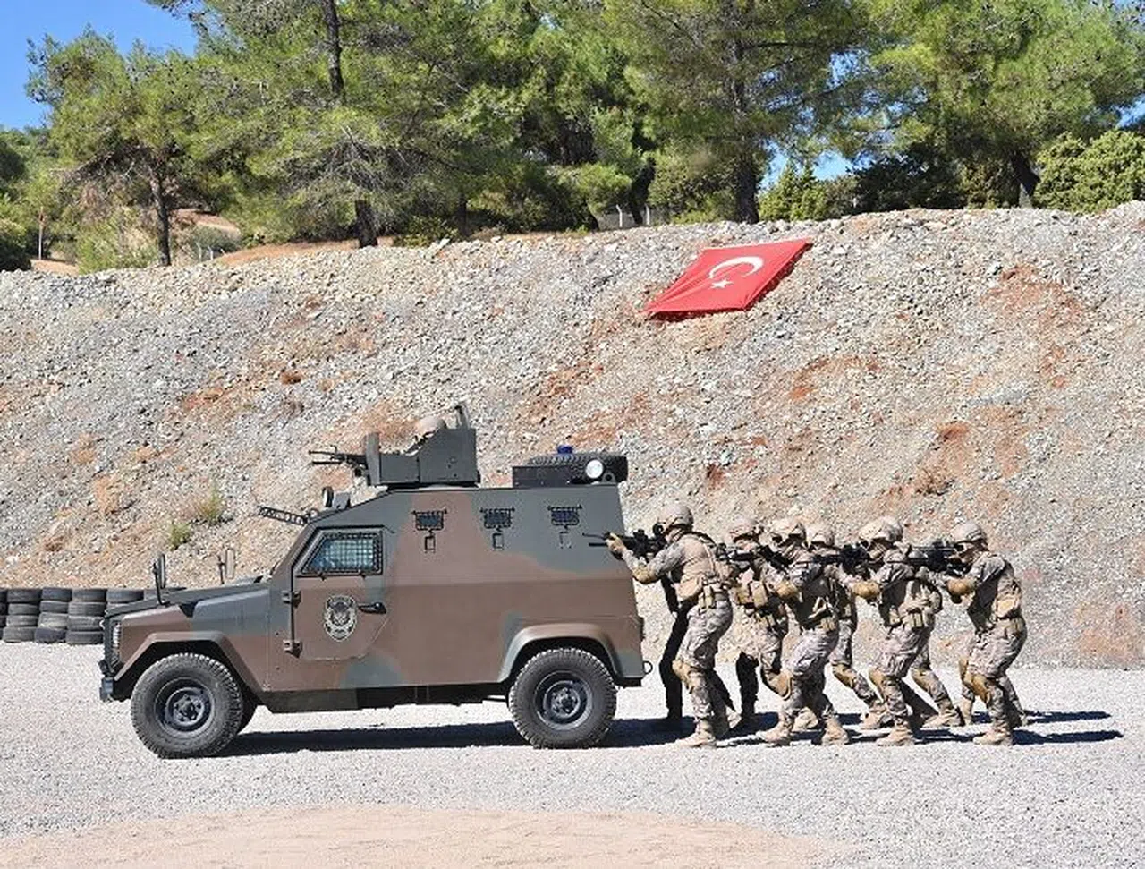 Özel Harekat Polislerinin Tatbikatı Nefes Kesti