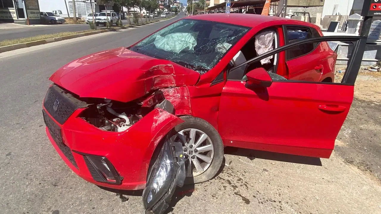 İki otomobil kavşakta çarpıştı: 1 yaralı