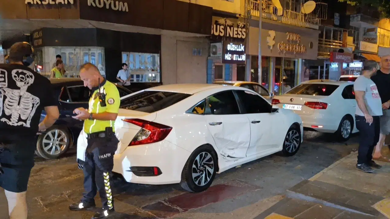 İki otomobil kavşakta çarpıştı, bir sürücü ehliyetsiz çıktı