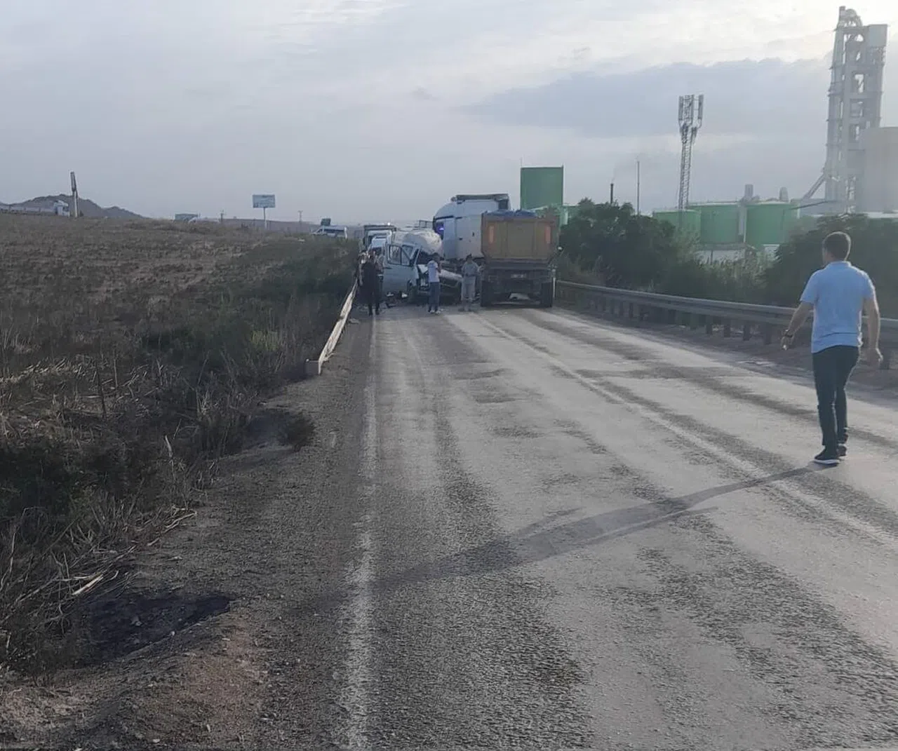İşçi servisiyle kamyon çarpıştı: 3 ölü, 7 yaralı