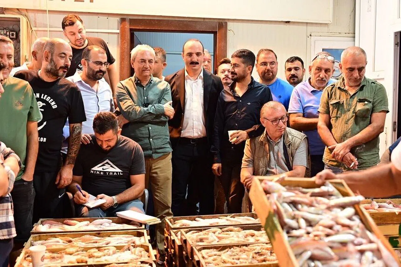 Kocagöz, balık mezatına katıldı
