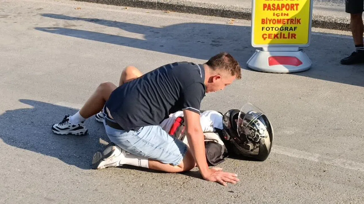 Sürücünün tek teker şovu genç kızı hastanelik etti