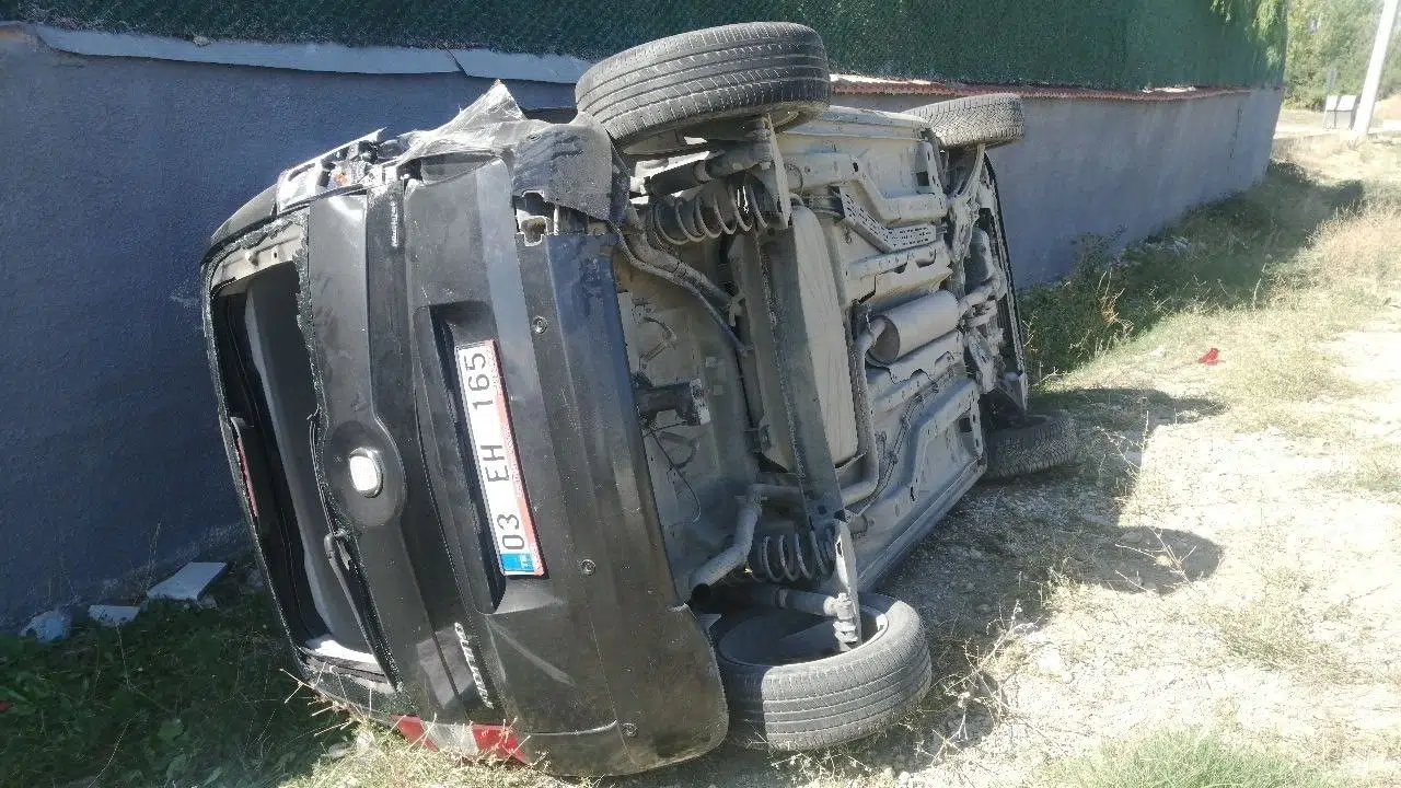 Minibüs ile hafif ticari araç çarpıştı