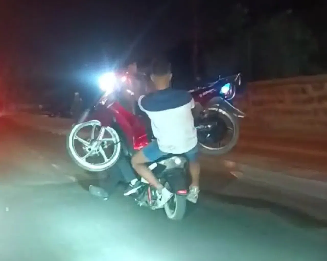 Motosiklet üzerinde motosiklet taşıdılar