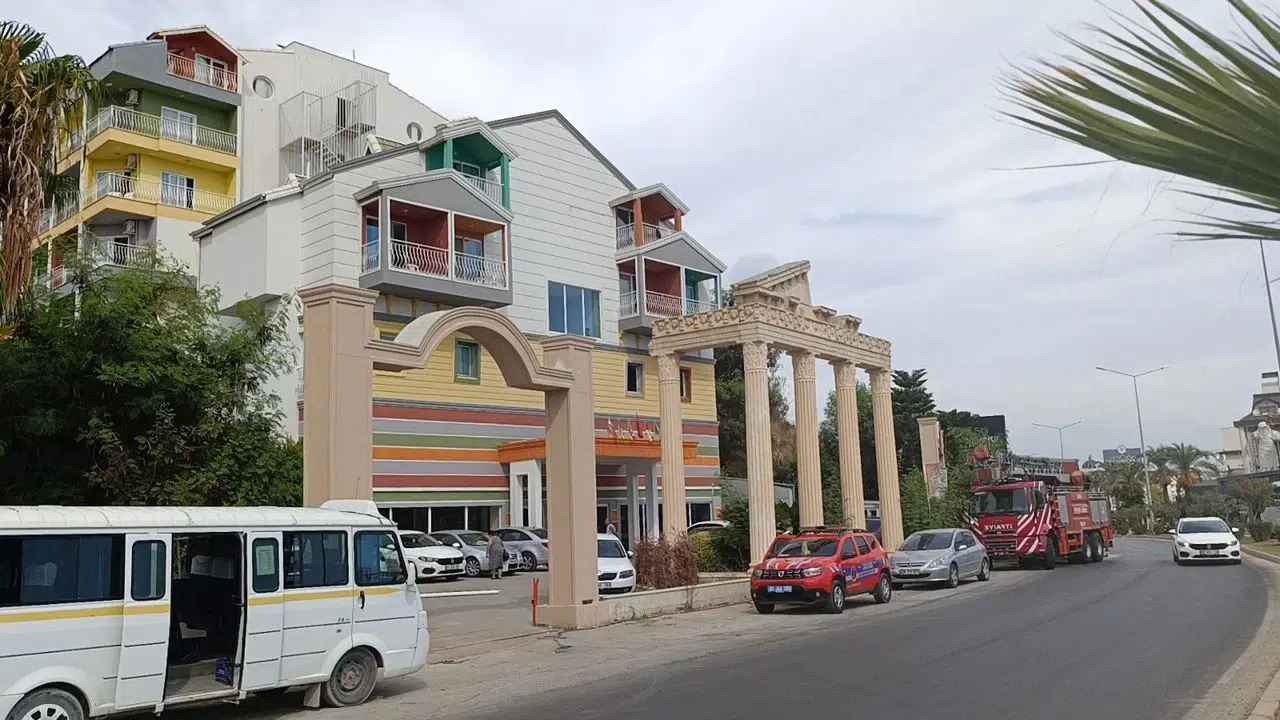 Otel mutfağında çıkan yangın itfaiye ekipleri tarafından söndürüldü