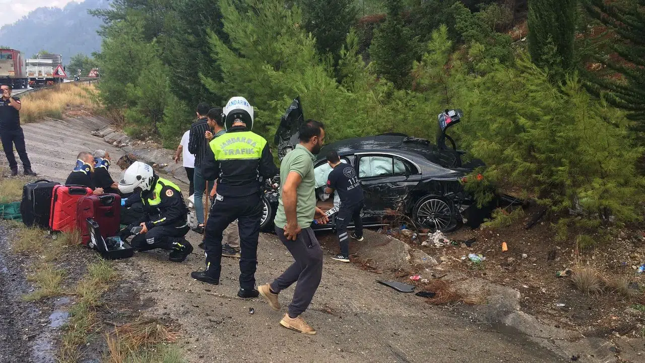 Otomobil kamyonla çarpıştı