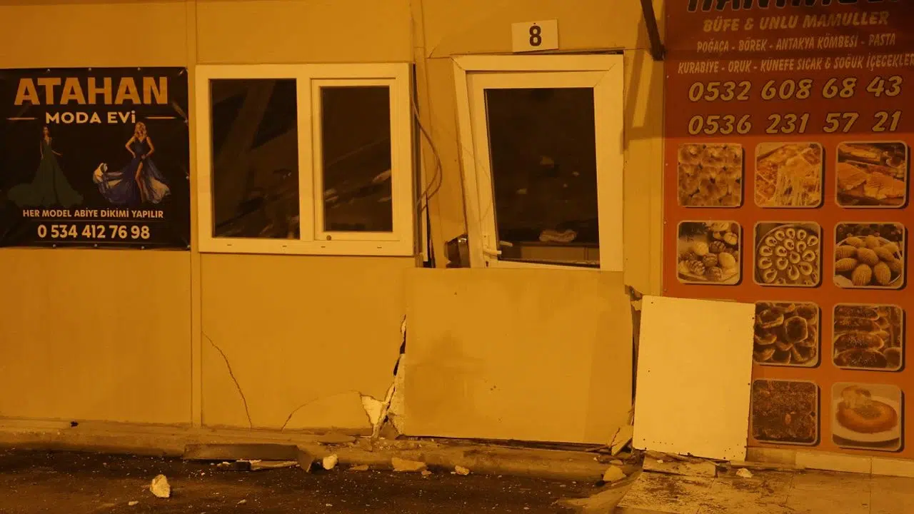 Otomobil, prefabrik iş yerinin içinden geçerek başka iş yerine çarptı
