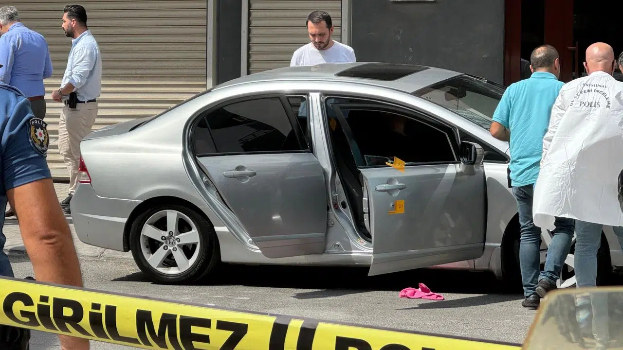 Otomobile silahlı saldırı: Ağabey öldü, kardeşi ağır yaralı
