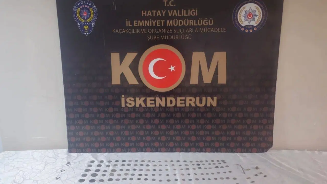 Polisin durdurduğu araçta çok sayıda sikke ve tarihi eser ele geçirildi
