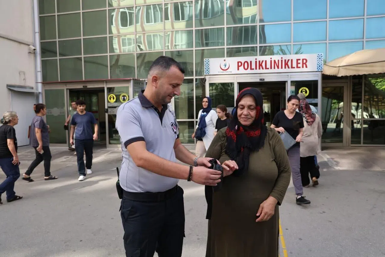 Evde çalınır diye yanında taşıdığı altınları hastanede unuttu