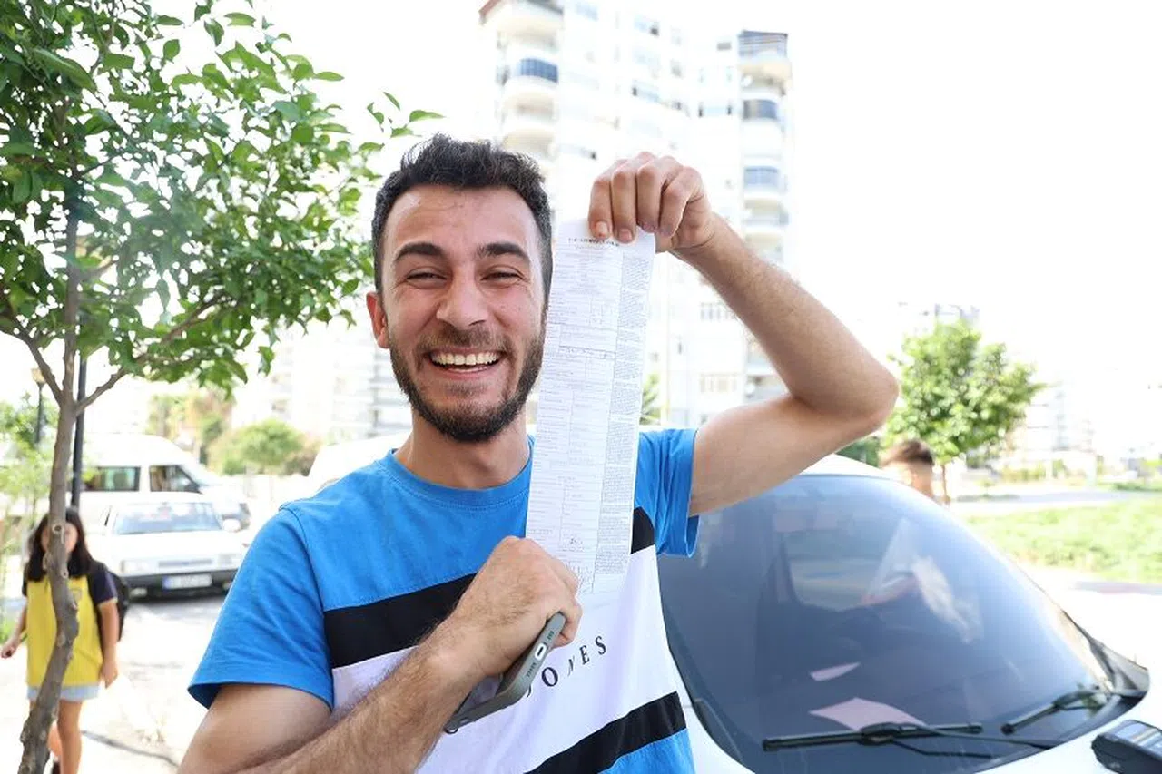 Trafik cezası yiyen sürücü ceza makbuzuyla hatıra fotoğrafı çektirdi