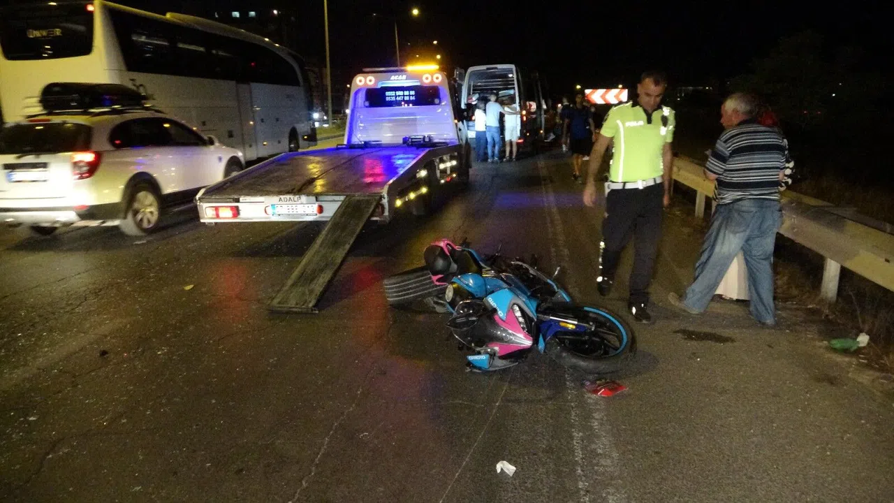 Önlem almadan duran tur minibüsü trafik kazasına neden oldu