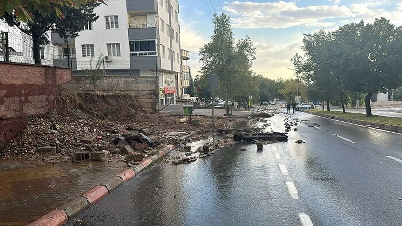 Aşırı yağmur, okulun duvarını yıktı