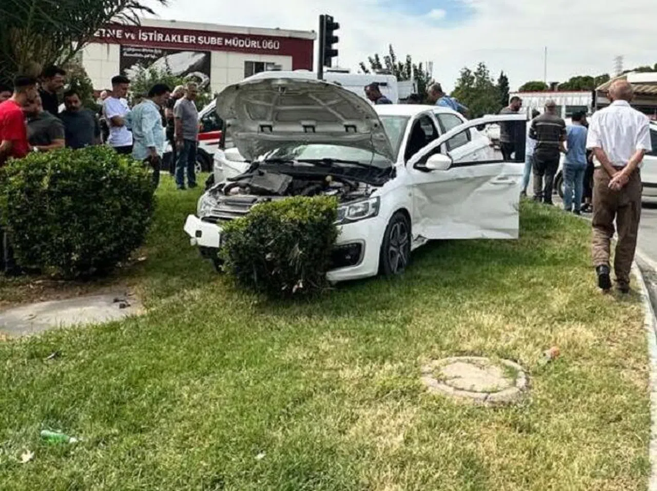 Sanayi kavşağında otomobiller çarpıştı: 1’i ağır 4 yaralı