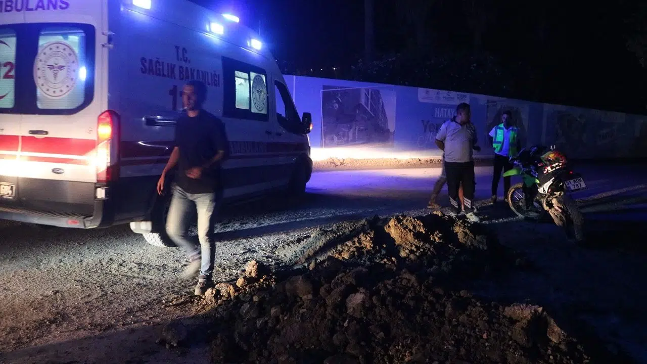 Yola dökülen toprak yığınına çarpan motosiklet sürücüsü yaralandı
