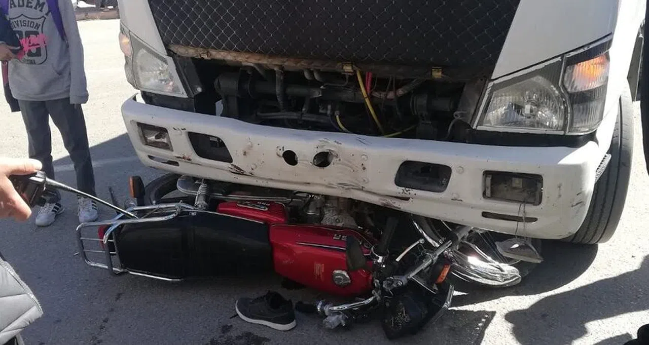 Kamyon motosikleti altına aldı: 1 yaralı