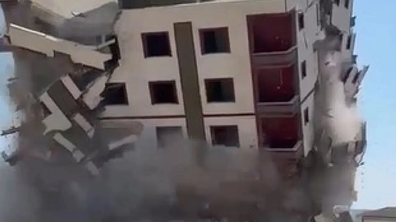8 katlı bina iş makinesinin dokunuşuyla yerle yıkıldı