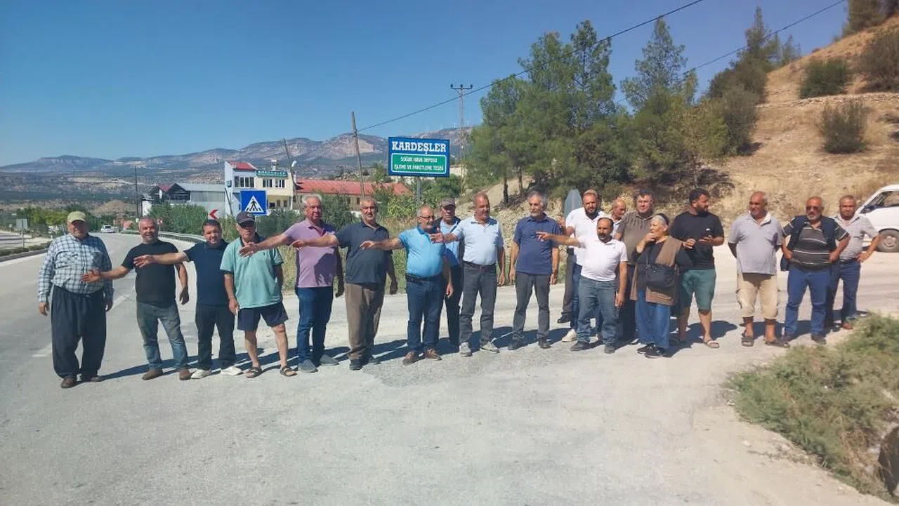 Mahalle sakinleri kapatılan kavşağın yeniden açılmasını istiyor