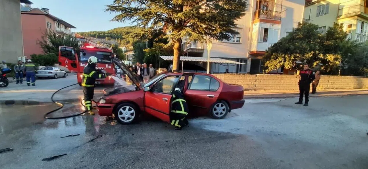 Seyir halindeki otomobil alev alev yandı