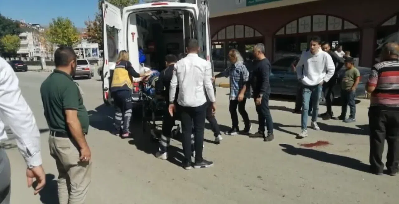 Ehliyetsiz motosiklet sürücüsü yayaya çarptı