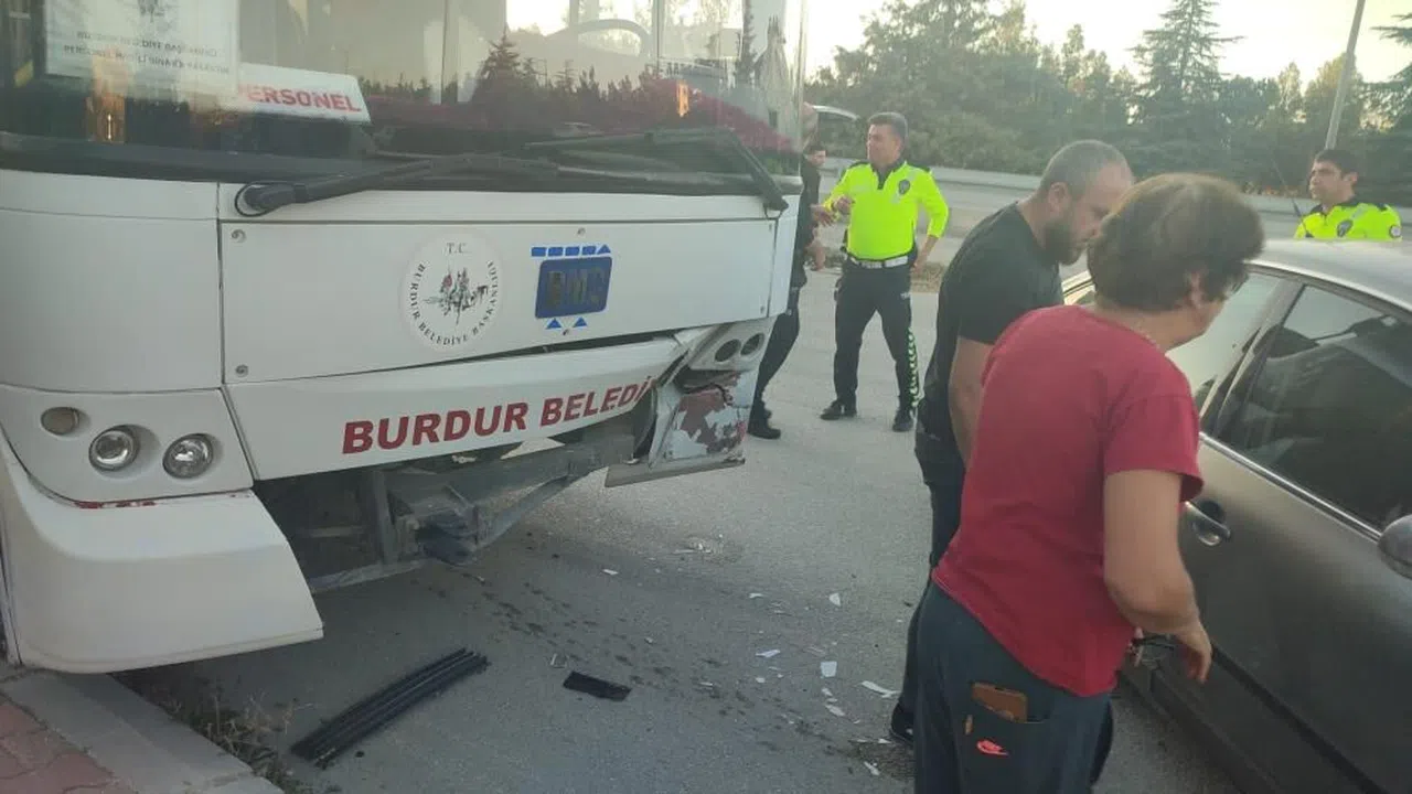 Otomobil ile belediye otobüsü çarpıştı: 1 yaralı