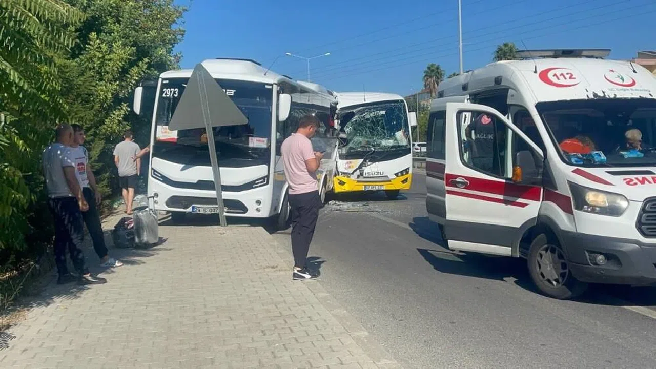 Tur midibüsleri çarpıştı: 12 yaralı
