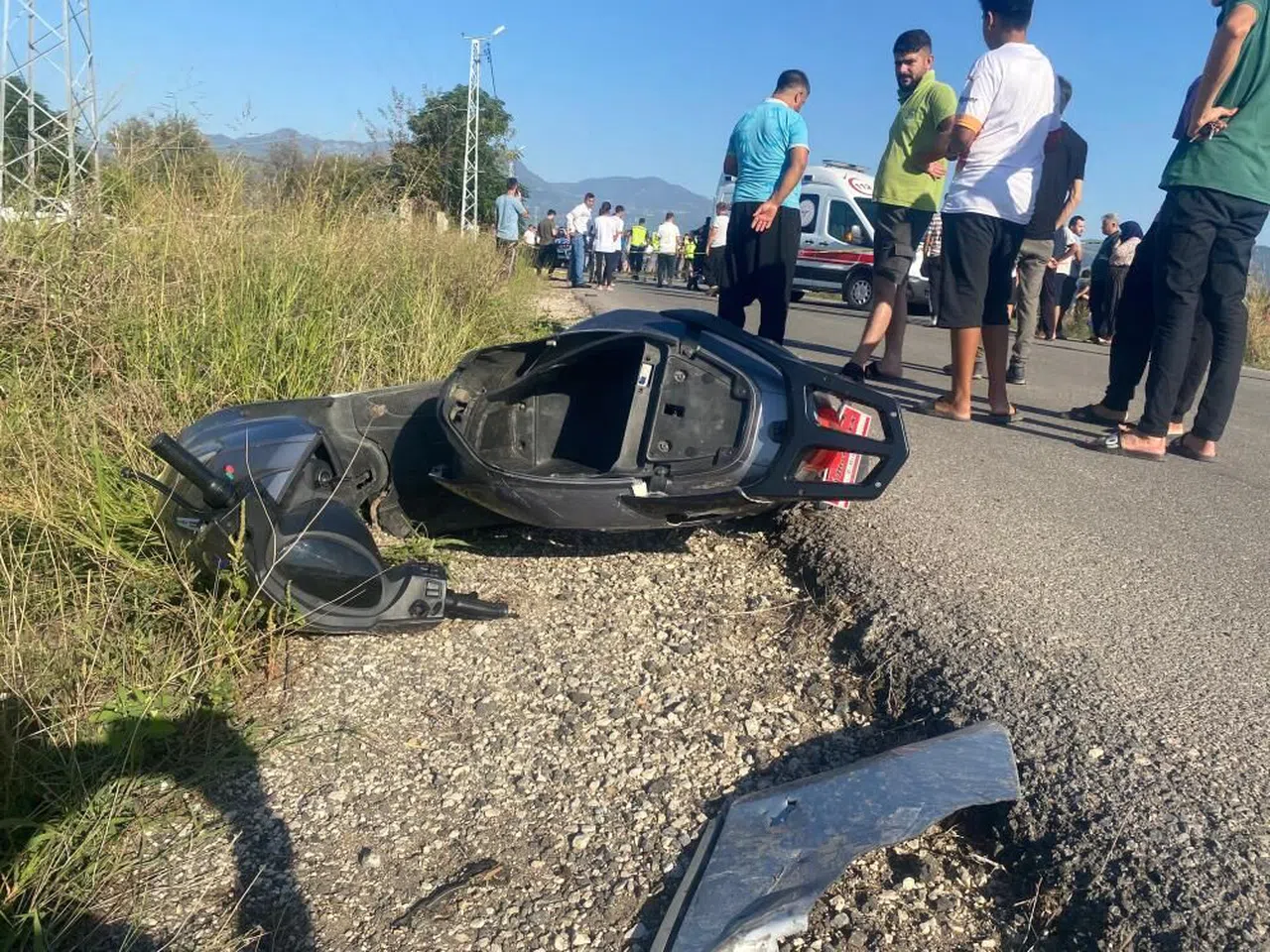 Otomobille çarpışan elektrikli motosikletteki çocuk öldü