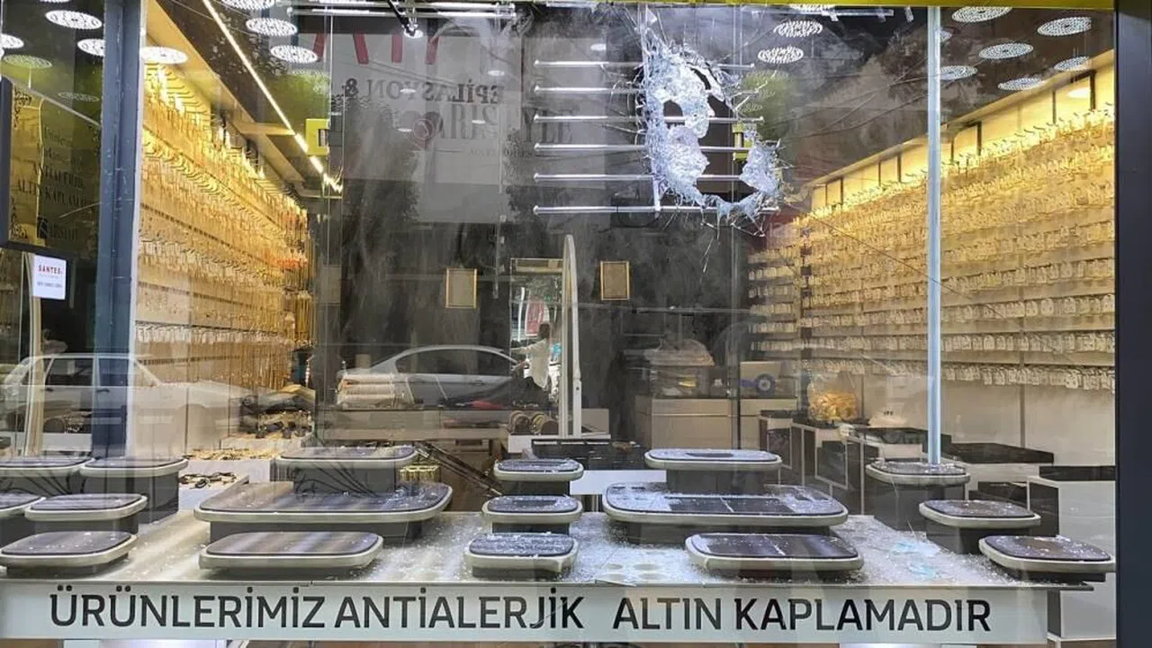 Maskeli hırsızlar altın kaplama bilezikleri gerçek sanarak çaldı