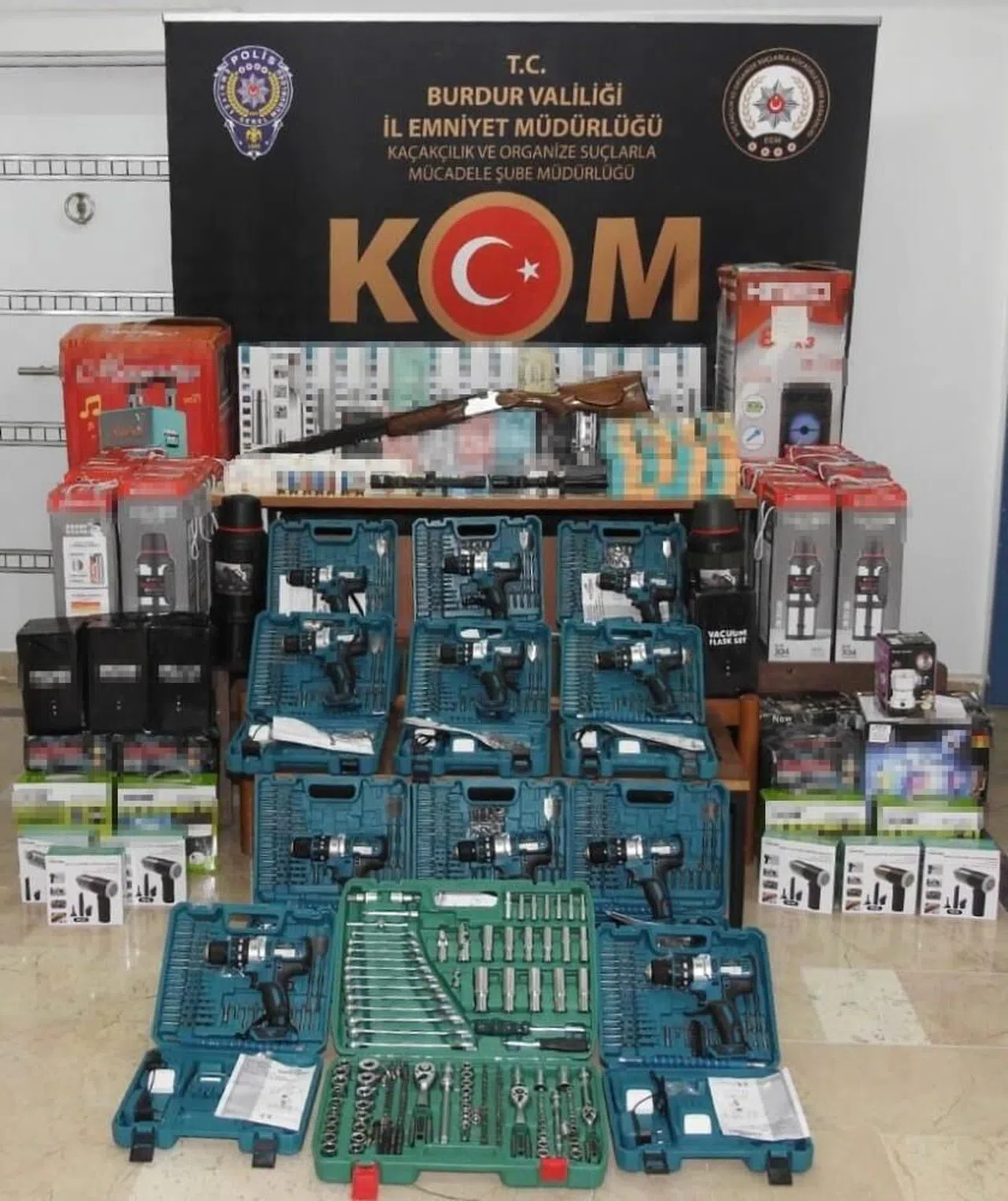 Eve yapılan baskında çok sayıda kaçak malzeme ele geçirildi