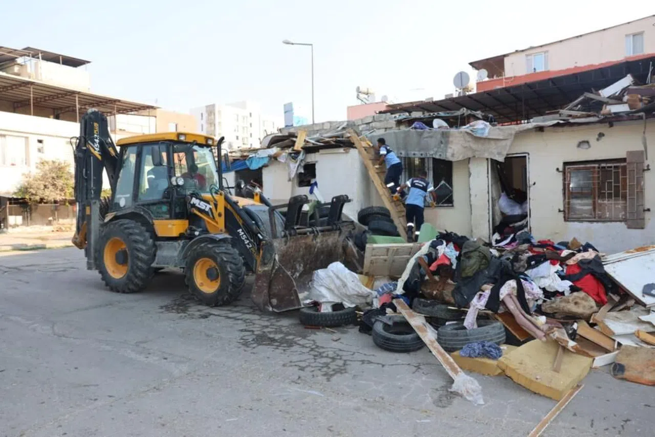 Çöp evden tonlarca atık çıktı
