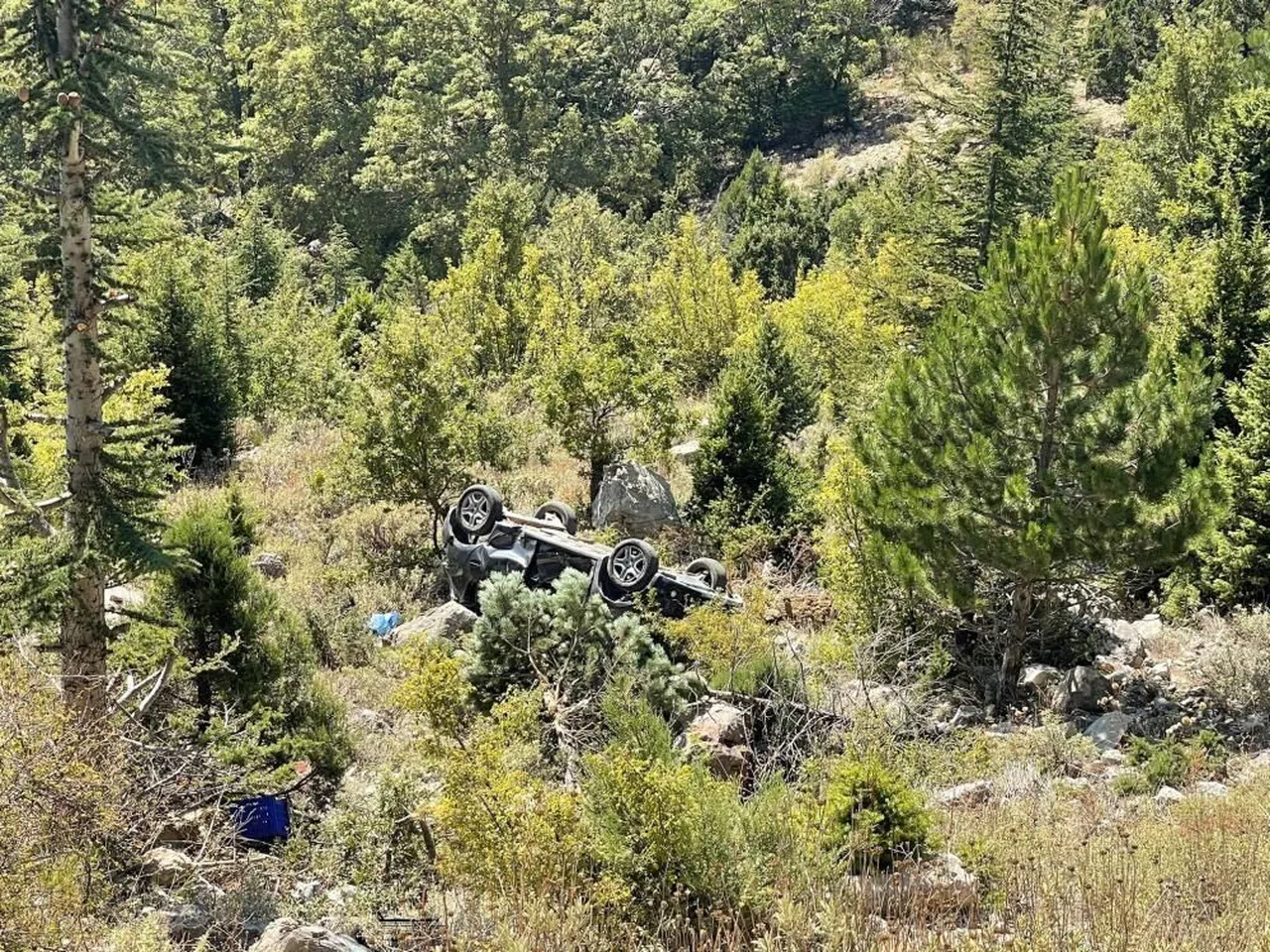 Otomobil yayla yolunda uçuruma yuvarlandı: 2 yaralı