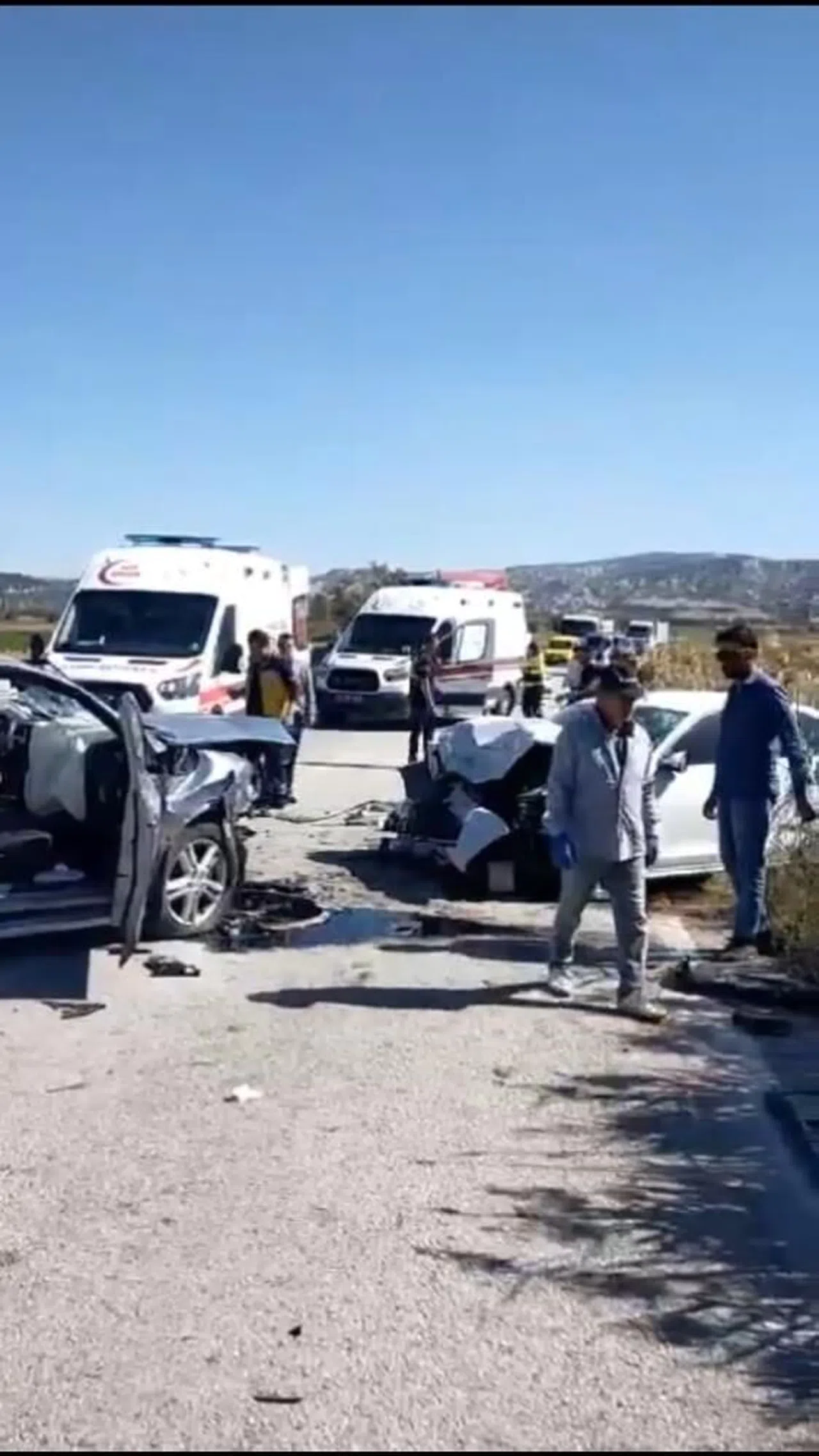 İki otomobil kafa kafaya çarpıştı: 6 yaralı