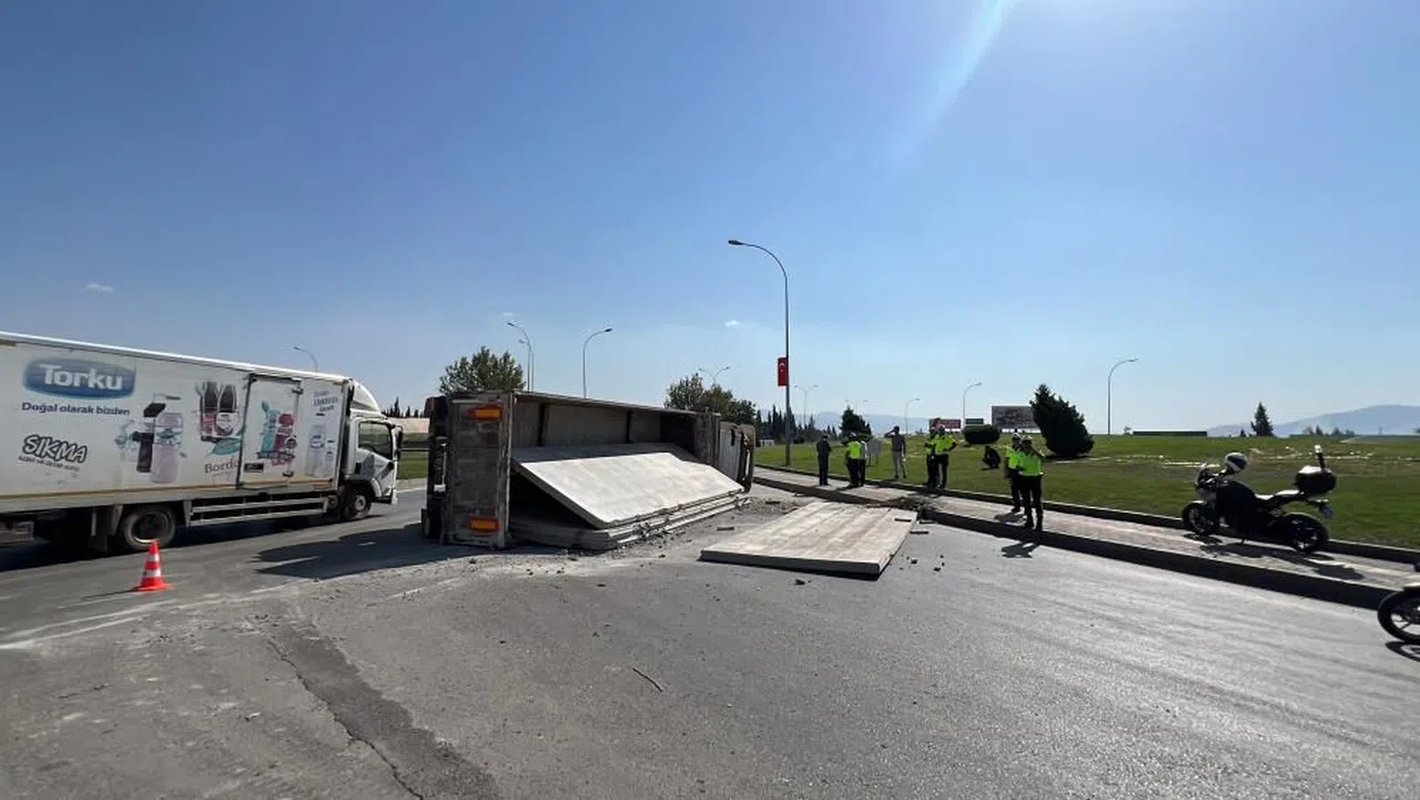 Kahramanmaraş'ta beton duvar blokları taşıyan tır yan yattı
