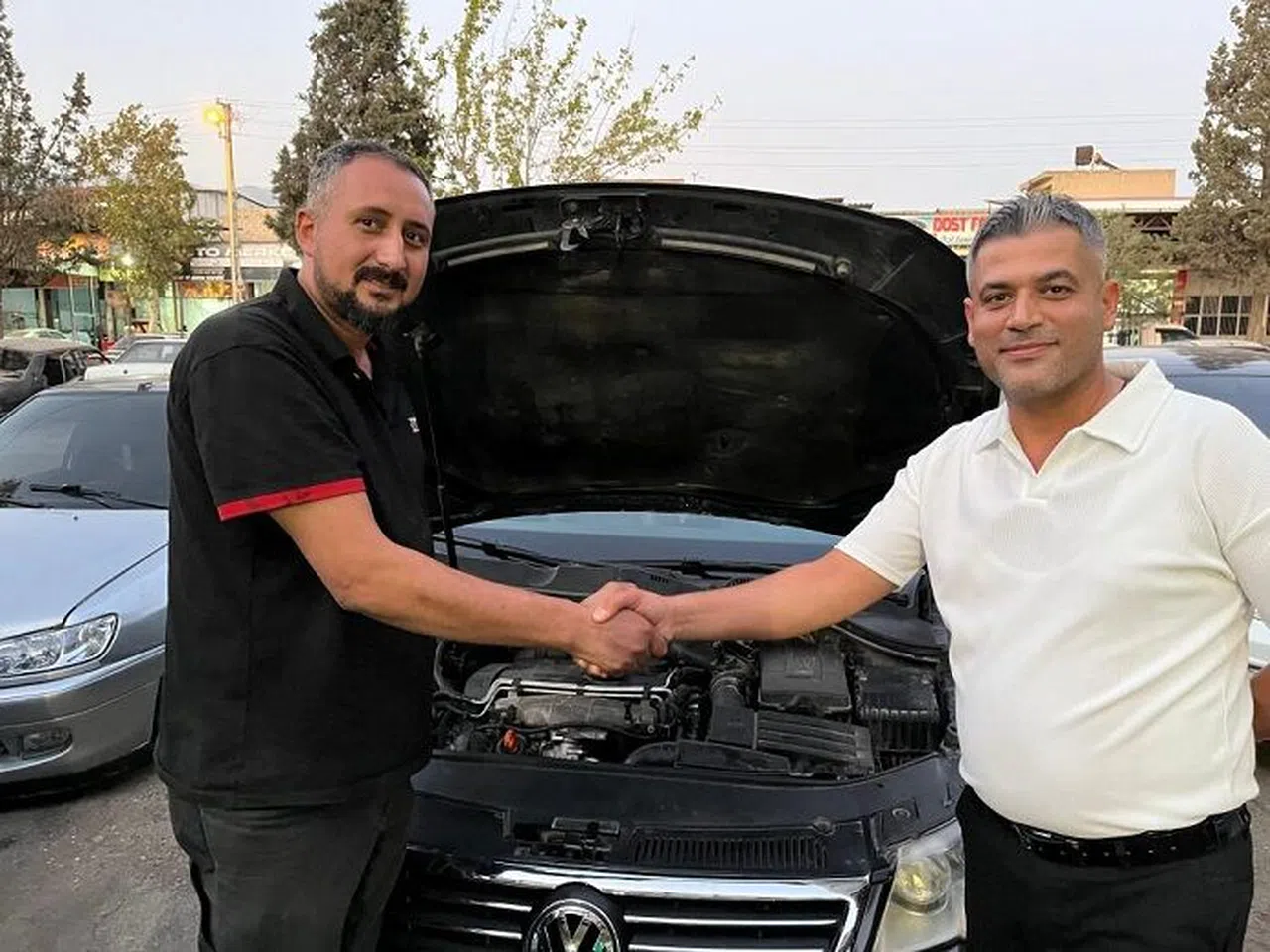 Otomobili tamirden erken çıkınca davul zurna eşliğinde oynayarak teslim aldı