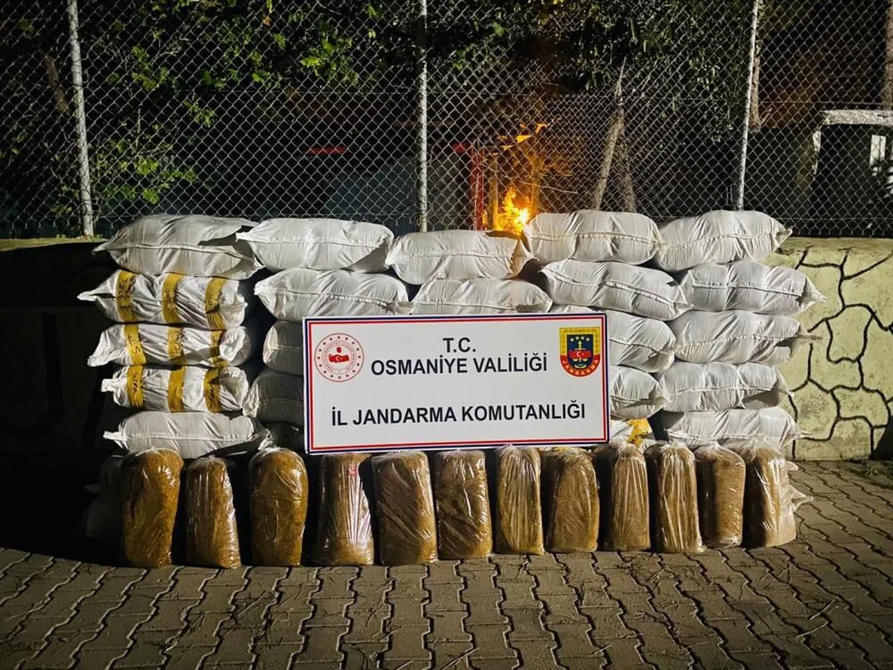 Minibüste 1 ton 460 kilo kaçak tütün ele geçirildi