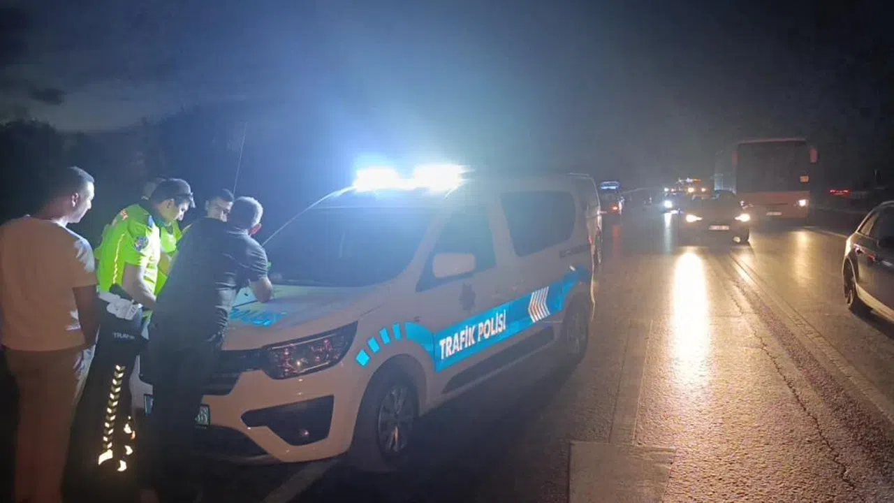 Hafif ticari araç ile motosiklet çarpıştı: 1 ağır yaralı