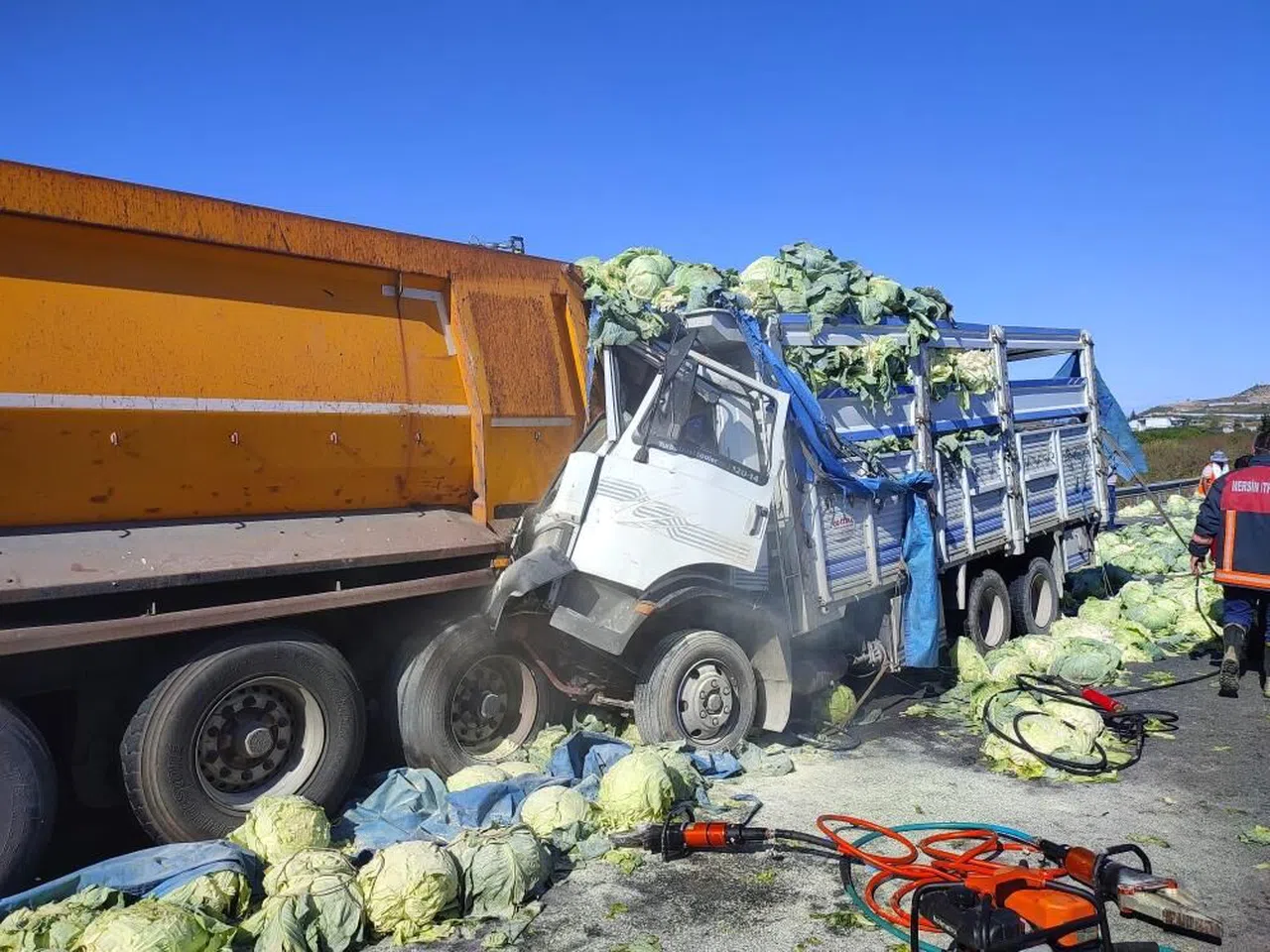 Araçta sıkışan sürücüyü itfaiye ekipleri kurtardı
