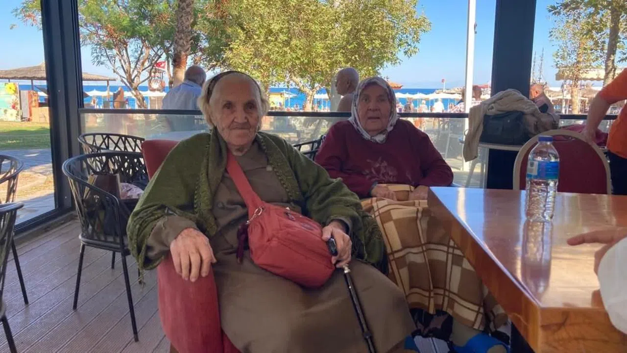 91 yaşındaki vatandaş, aynı yaştaki çocukluk arkadaşı ile buluştu