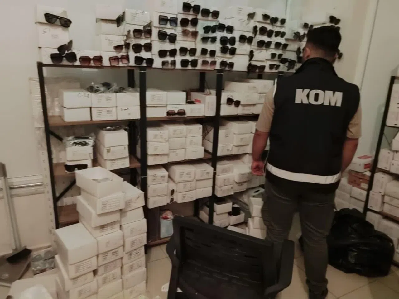 Binlerce kaçak güneş gözlüğü ele geçirildi