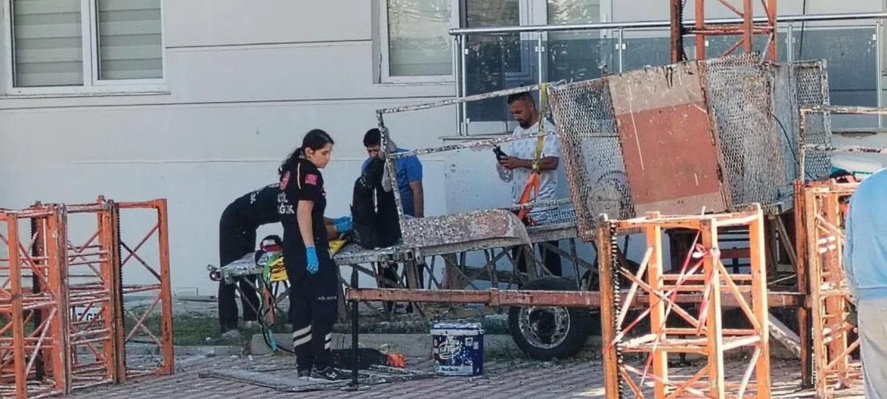 İnşaat iskelesi çöktü: 2 işçi yaralandı