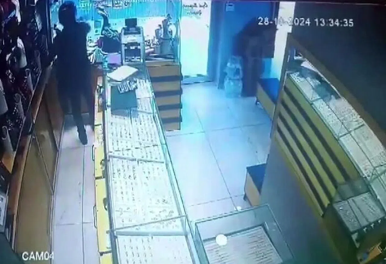 Kasklı Şüpheli Kuyumcuyu Vurdu, Sonra Da Altınları Çaldı