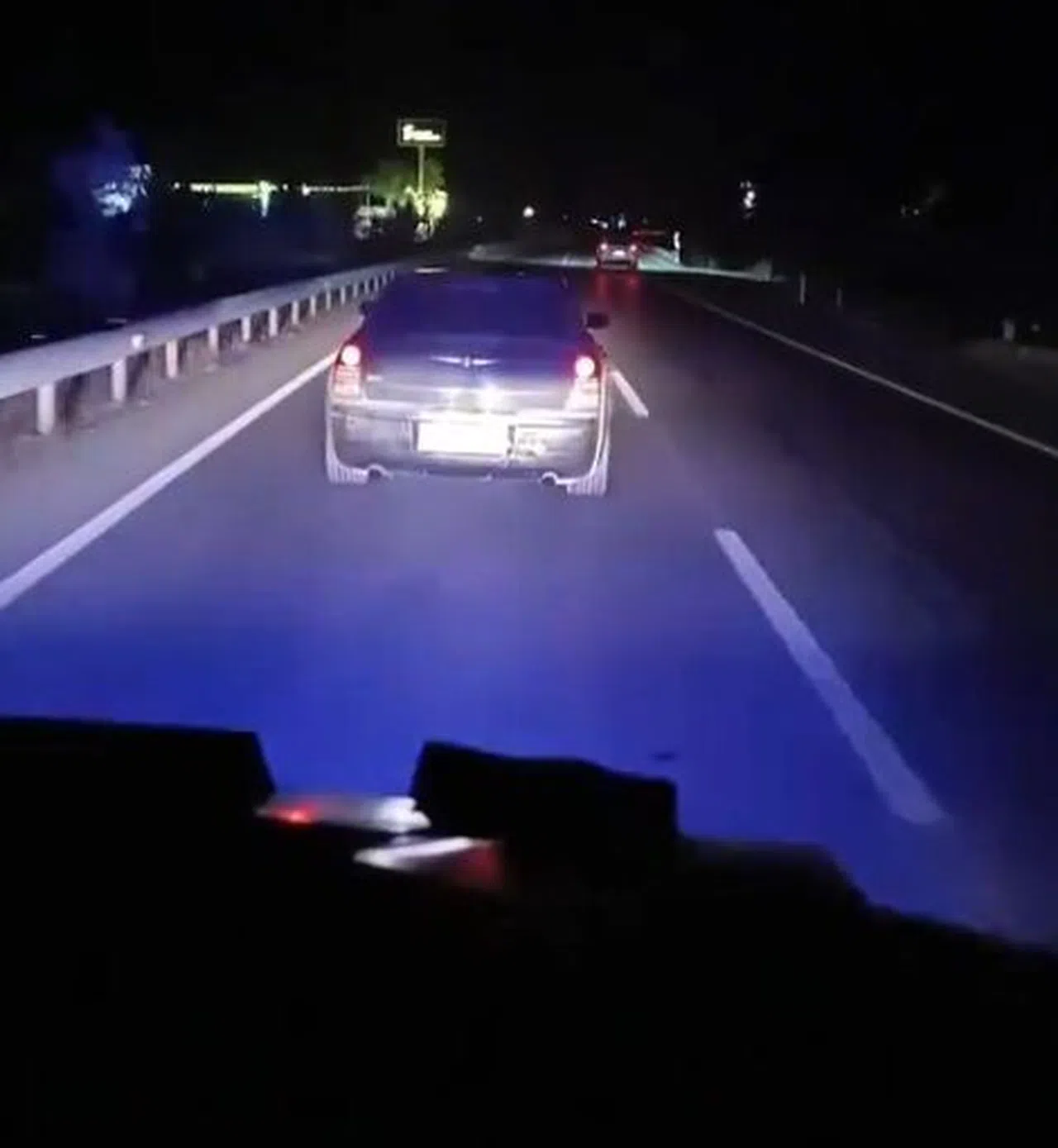 Yolu kapatıp ambulansa geçit vermedi