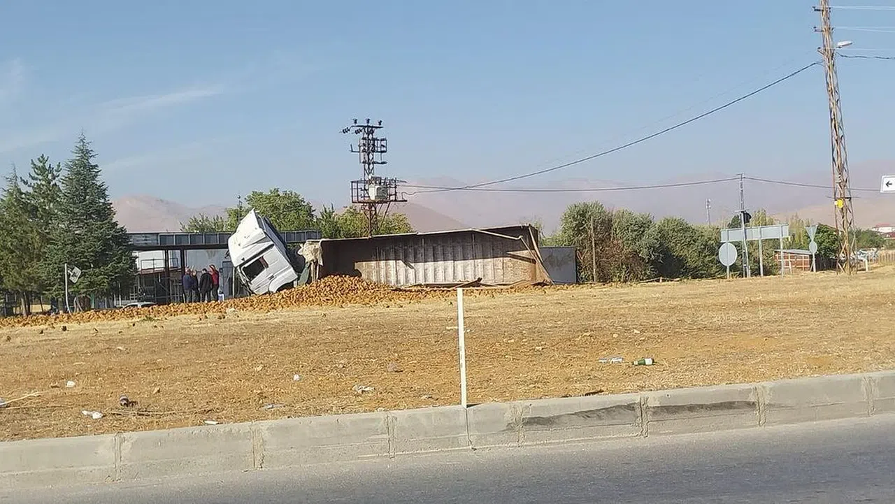 Pancar Yüklü Tır Yan Yattı: 1 Yaralı