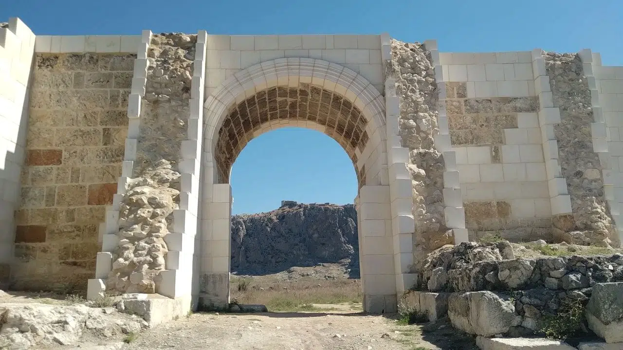 Anavarza antik kentindeki kale kapısı restorasyonu tepkiye neden oldu