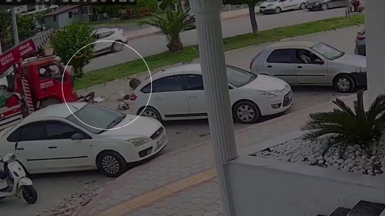 Anne ve oğlunun yaralandığı kaza kamerada