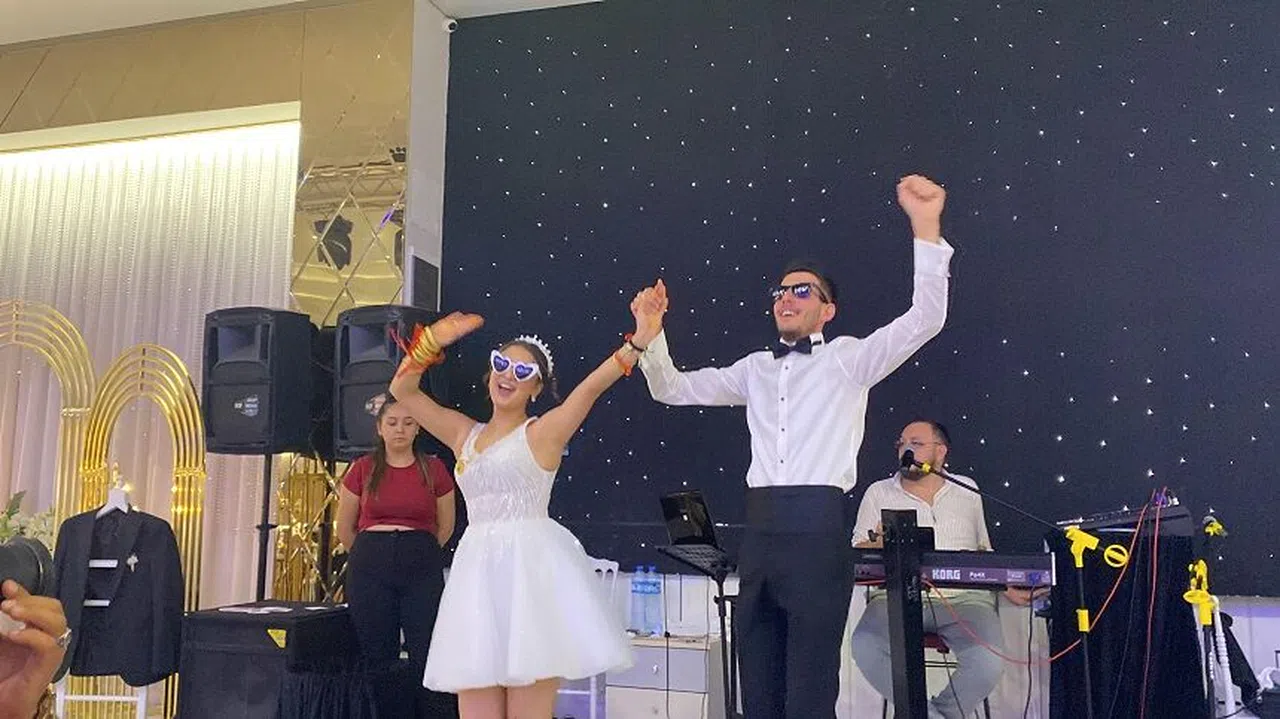‘Bizim evde damat yok' diye şarkı söyleyip evinin damadı yaptı